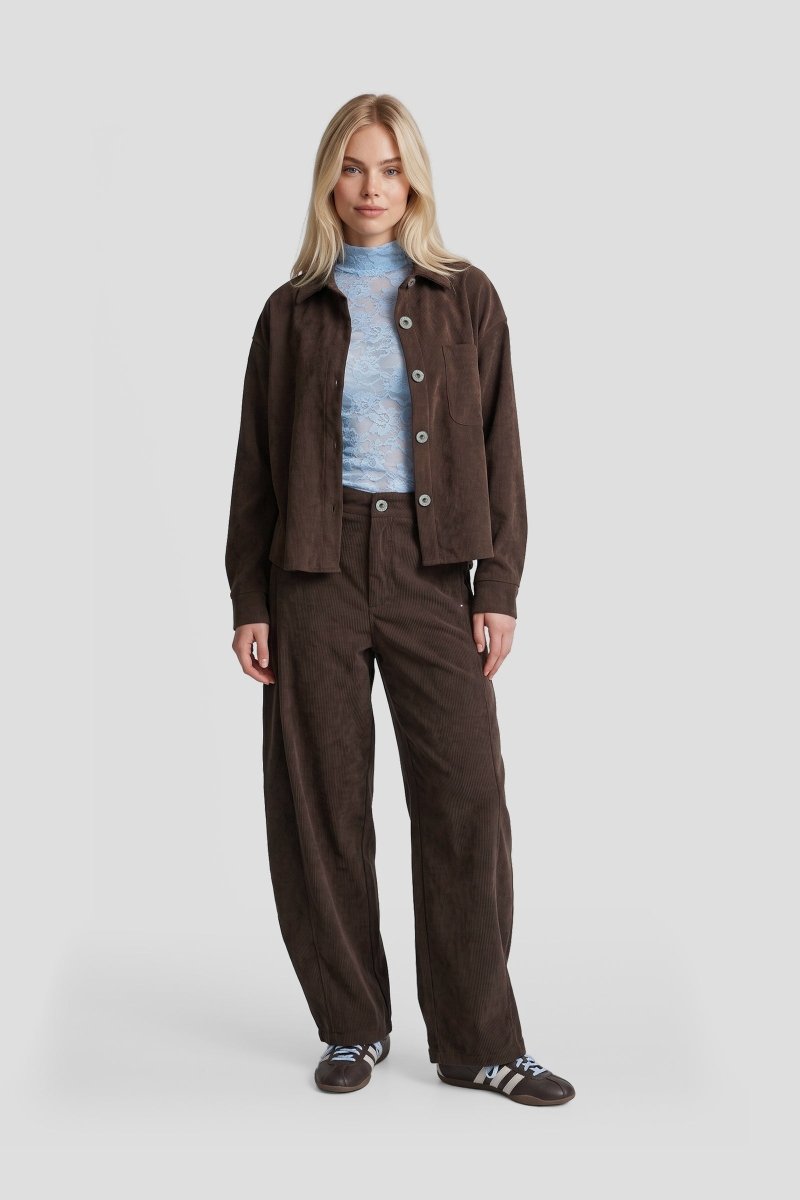 Model in overshirt Fluresk Solene met bijpassende ribcord broek Yane, voorkant | Jo&Co Club