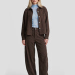 Model in overshirt Fluresk Solene met bijpassende ribcord broek Yane, voorkant | Jo&Co Club