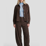 Model in overshirt Fluresk Solene met bijpassende ribcord broek Yane, voorkant | Jo&Co Club