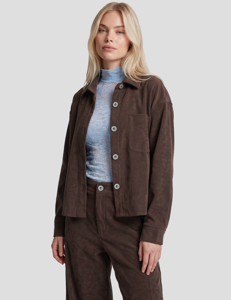 Ribcord overshirt Fluresk Solene in chocoladebruin – open over een lichtblauwe kanten top | Jo&Co Club