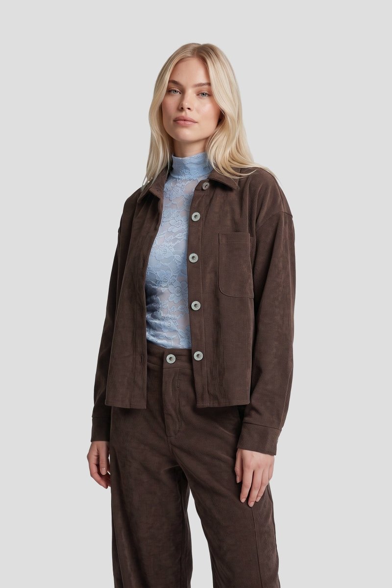 Ribcord overshirt Fluresk Solene in chocoladebruin – open over een lichtblauwe kanten top | Jo&Co Club