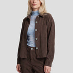 Ribcord overshirt Fluresk Solene in chocoladebruin – open over een lichtblauwe kanten top | Jo&Co Club