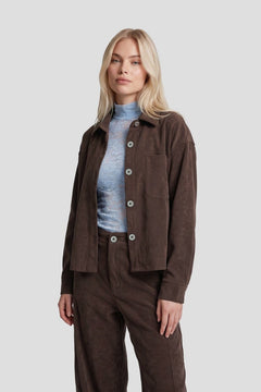 Ribcord overshirt Fluresk Solene in chocoladebruin – open over een lichtblauwe kanten top | Jo&Co Club