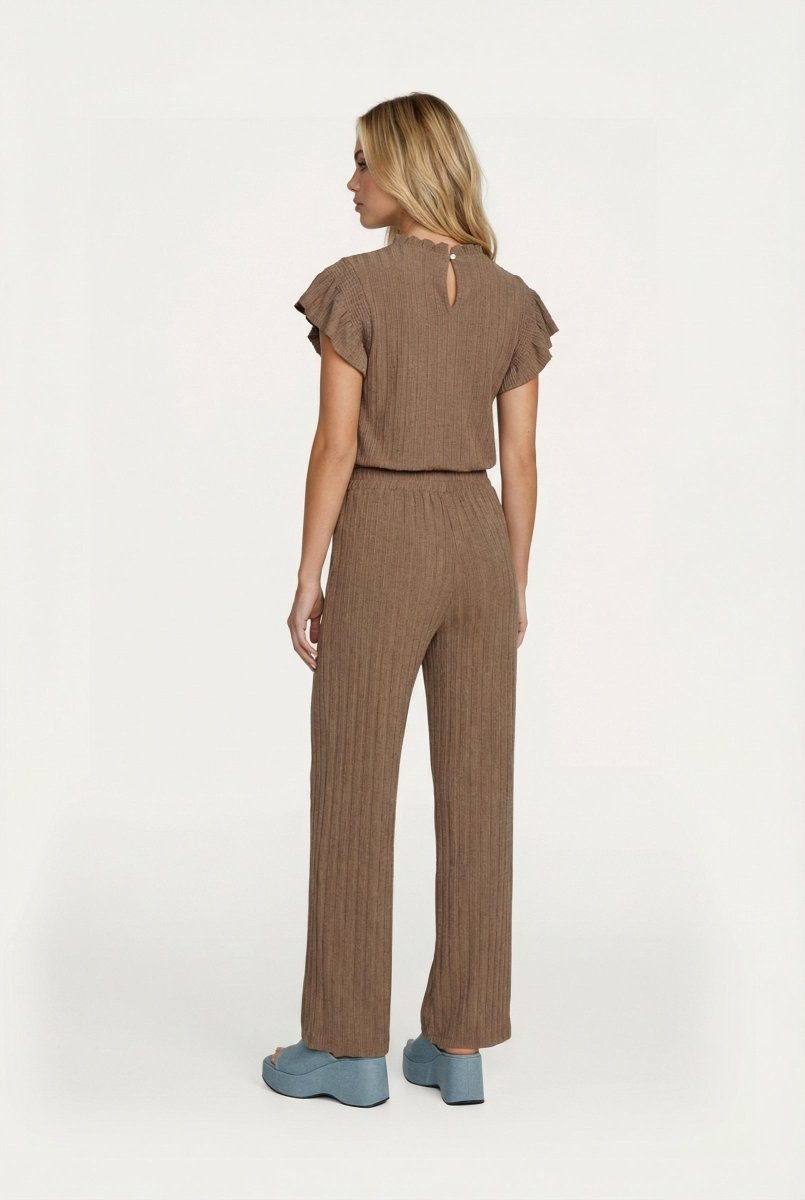 Bruine geribde jumpsuit – jumpsuit met ruchesmouwen en wijde pijpen | Jo&Co Club