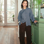 Campagnebeeld Fluresk winter 2026: ribcord broek Fluresk Yane met geruite blouse | Jo&Co Club