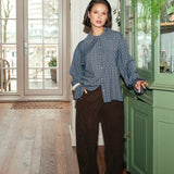 Campagnebeeld Fluresk winter 2026: ribcord broek Fluresk Yane met geruite blouse | Jo&Co Club