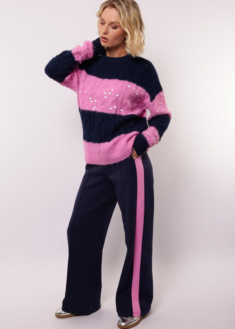 model draagt de flurest ewan pants en de selera knit sweater.