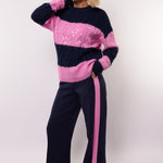 model draagt de flurest ewan pants en de selera knit sweater.