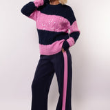 model draagt de flurest ewan pants en de selera knit sweater.