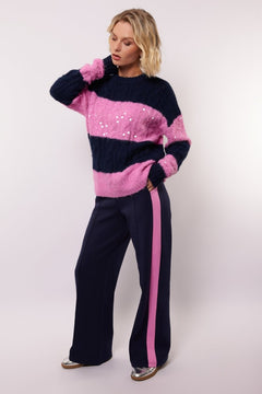 model draagt de flurest ewan pants en de selera knit sweater.