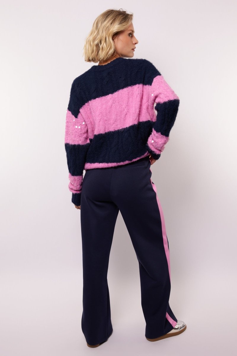 model draagt de flurest ewan pants en de selera knit sweater.