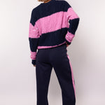 model draagt de flurest ewan pants en de selera knit sweater.