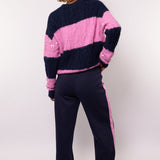 model draagt de flurest ewan pants en de selera knit sweater.