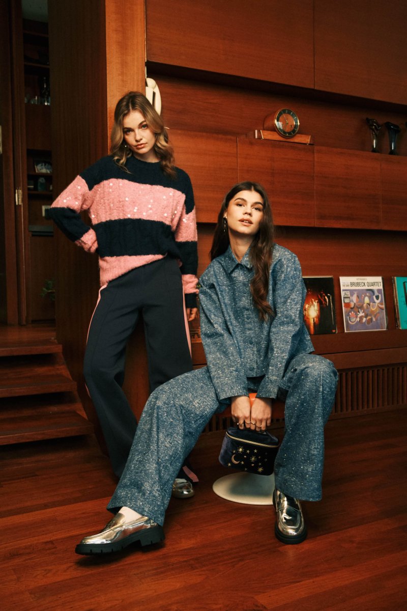 sfeerfoto van de fluresk ewan pants, de selera sweater, de rain pants en het lucy jacket.