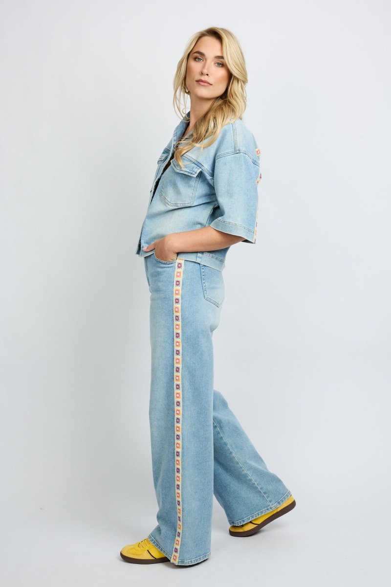 Model draagt de shannon jeans in lichtblauw
