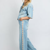 Model draagt de shannon jeans in lichtblauw