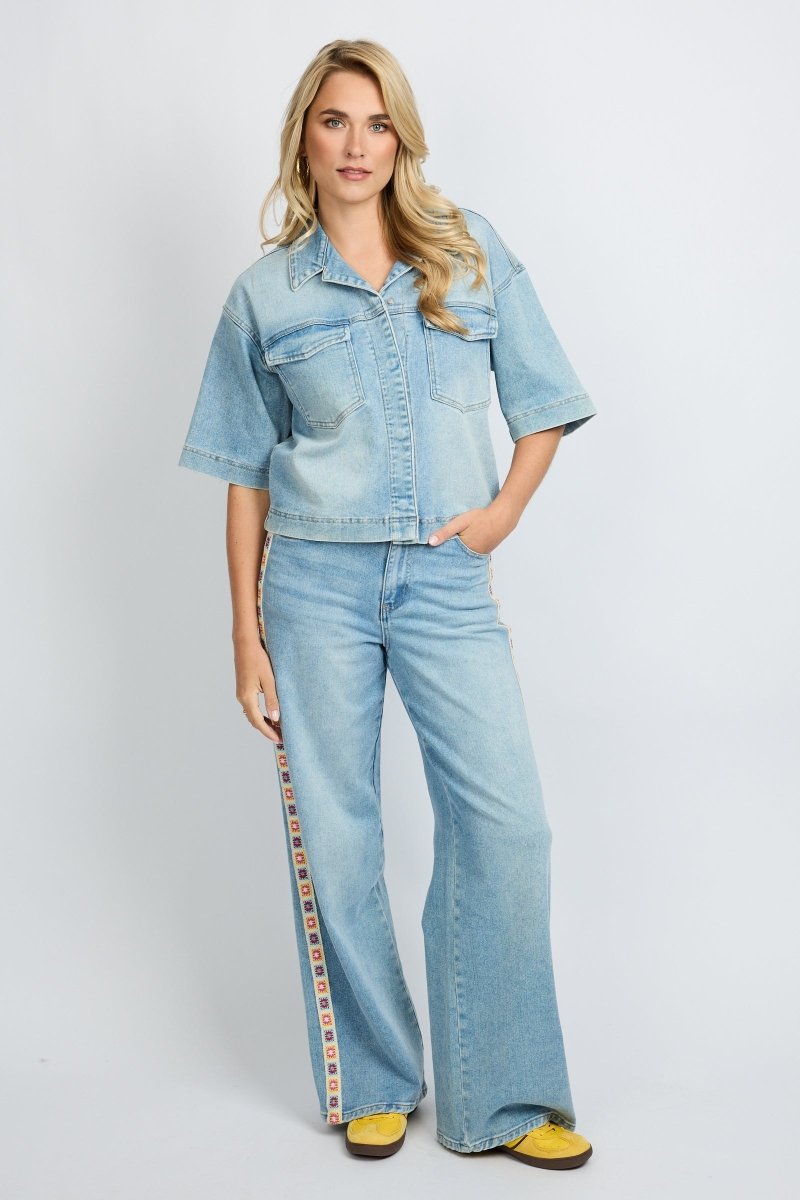 model draagt de Shannon jeans van fluresk voor dames in een lichte wassing. Met high-waist en wide leg fit.