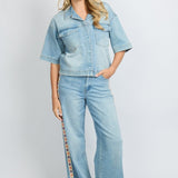 model draagt de Shannon jeans van fluresk voor dames in een lichte wassing. Met high-waist en wide leg fit.
