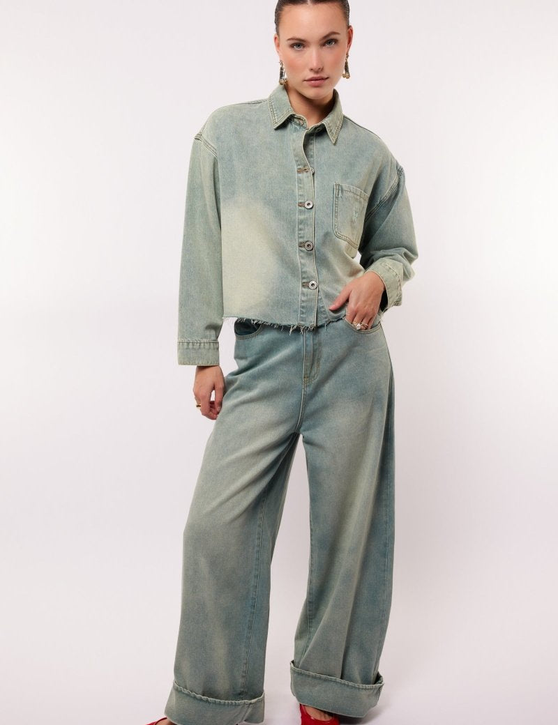 model draagt de fluresk sien pants en de vaya blouse in denim als co-ord set voor dames.