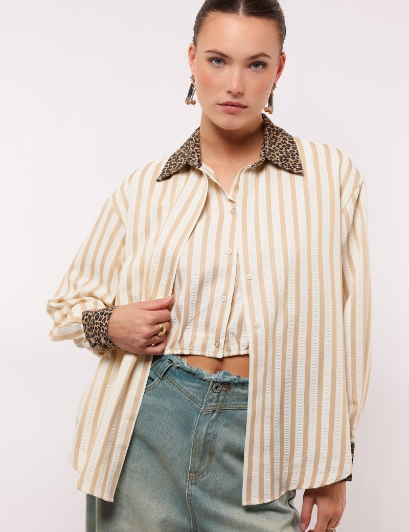 model draagt de fluresk suki blouse met jeans eronder.
