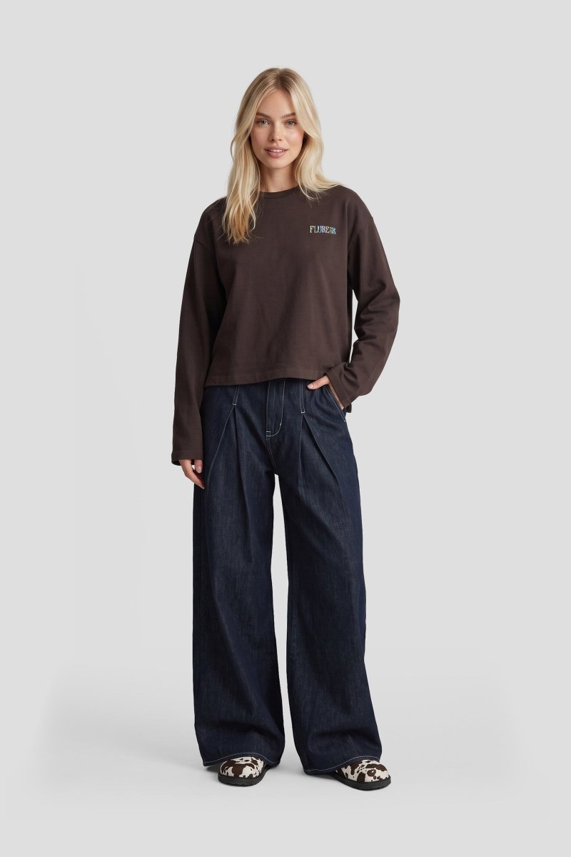Model in bruine sweater Fluresk Anya met donkere wijde jeans, voorkant | Jo&Co Club