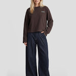 Model in bruine sweater Fluresk Anya met donkere wijde jeans, voorkant | Jo&Co Club
