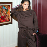 Campagnebeeld Fluresk winter 2026: sweater Fluresk Anya met letterprint | Jo&Co Club
