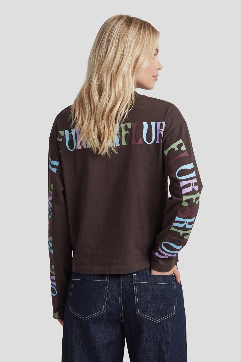 Achterkant sweater Fluresk Anya – kleurrijke letterprint over de rug en de mouwen | Jo&Co Club