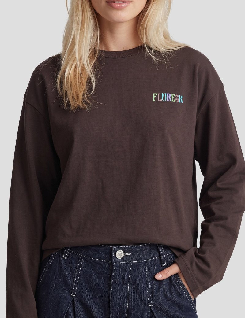 Sweater met print Fluresk Anya in chocoladebruin – ronde hals en klein logo op de borst | Jo&Co Club