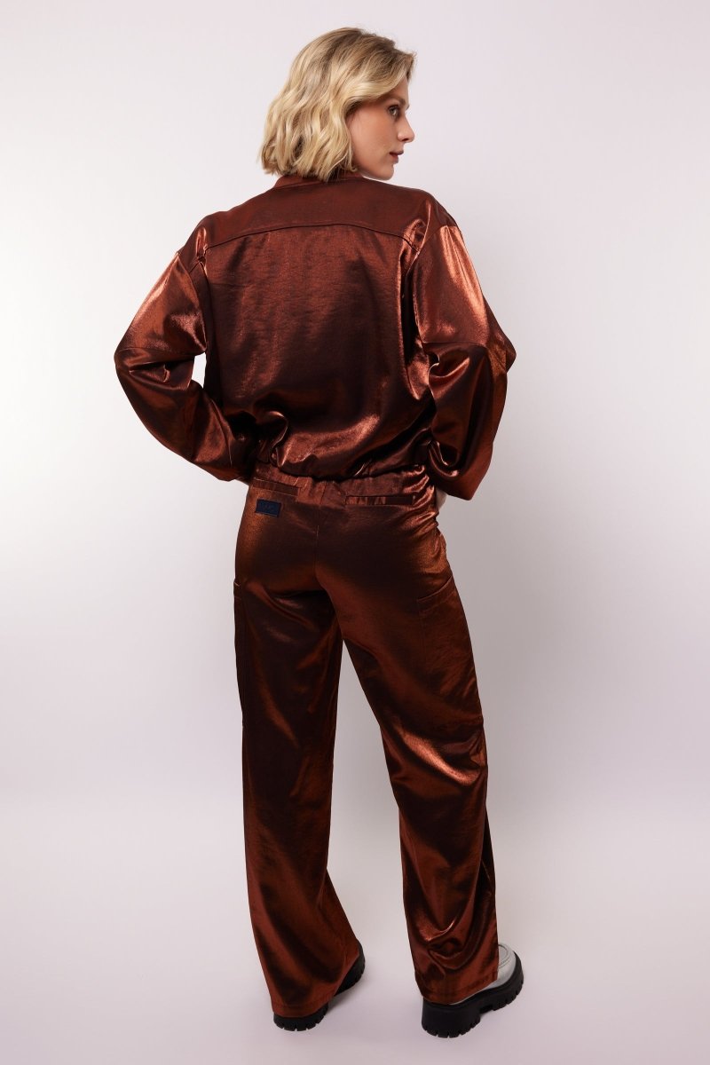 model draagt de fiora pants en het thirza jacket van fluresk als co-ord set.