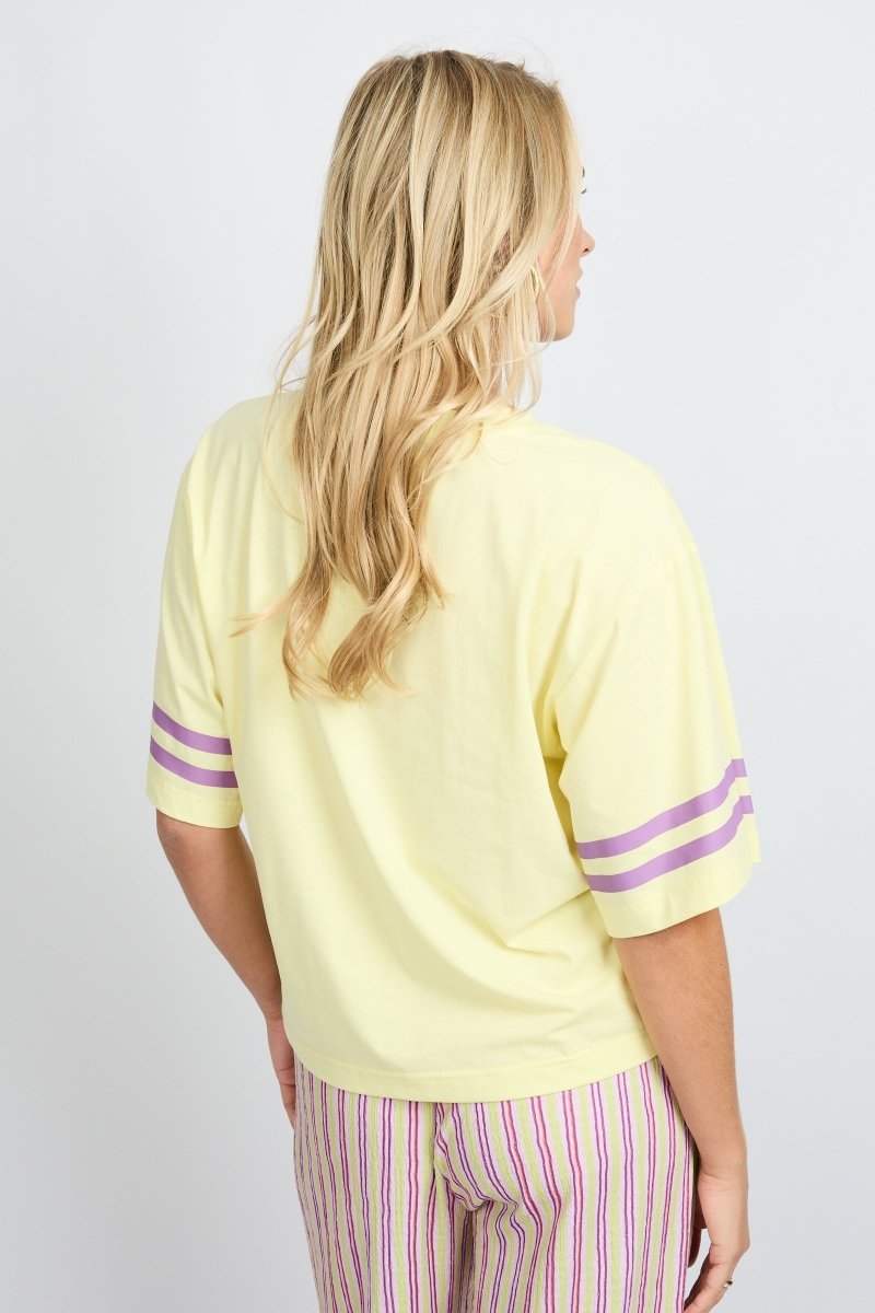 Top Fluresk Yanelis in citrusgeel – T-shirt met lila strepen op de mouwen | Jo&Co Club