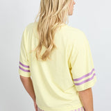 Top Fluresk Yanelis in citrusgeel – T-shirt met lila strepen op de mouwen | Jo&Co Club
