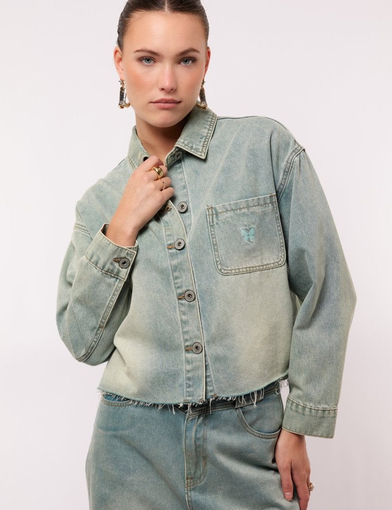 model draagt de vaya blouse van fluresk in denim met lichte vintage wassing, voor dames.
