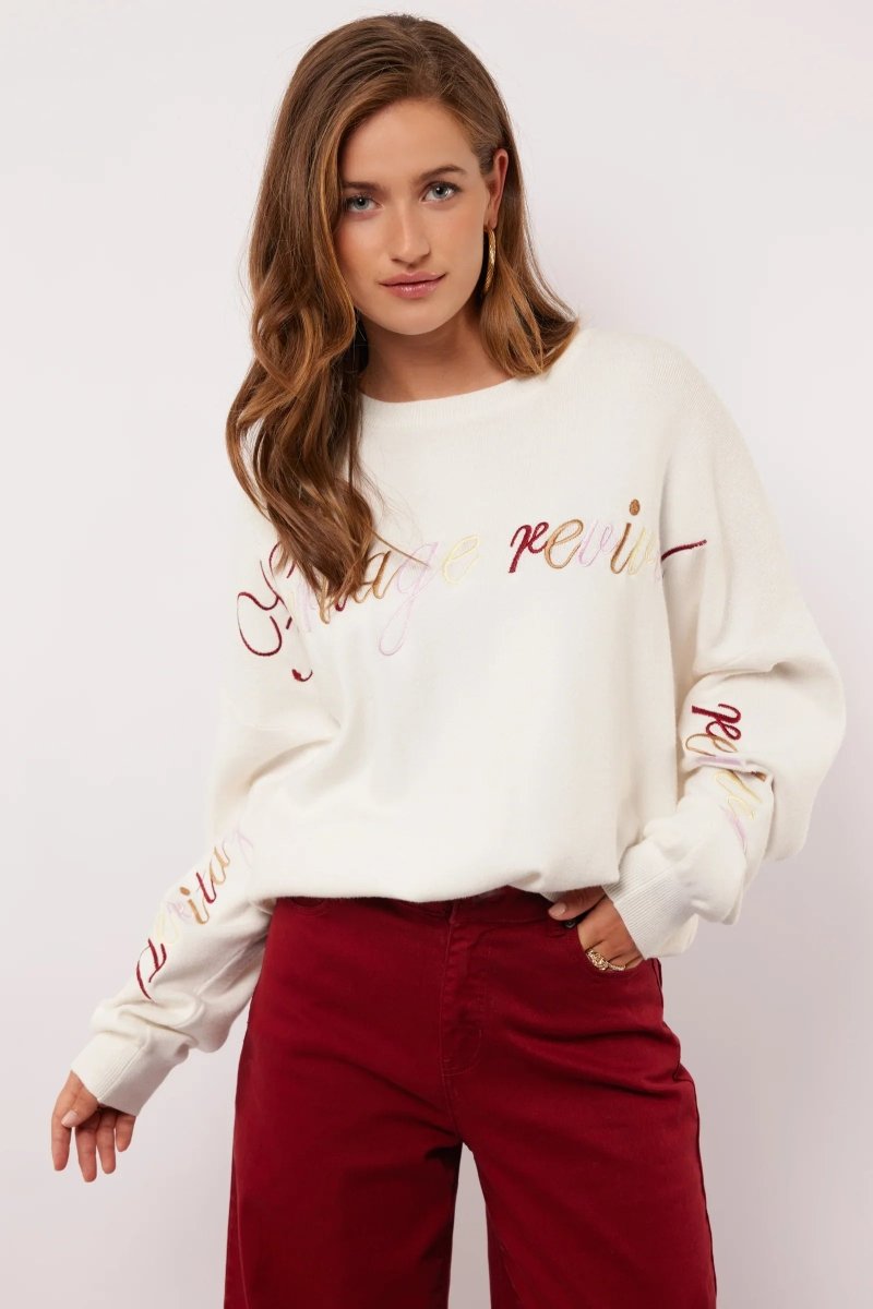 Model styled de Fluresk Veraline Sweater met een bordeauxrode wide leg broek.