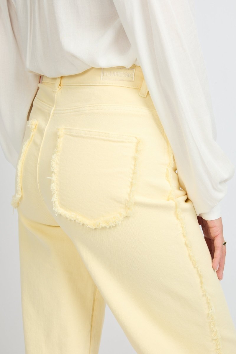 Close up van de fluresk Verina pants in butter yellow/vanilla.