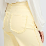 Close up van de fluresk Verina pants in butter yellow/vanilla.