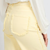 Close up van de fluresk Verina pants in butter yellow/vanilla.