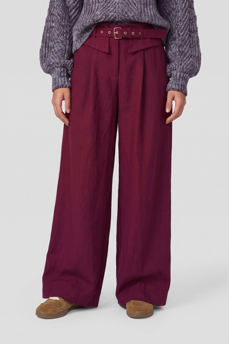 Detail pantalon Fluresk Zumra – riem met gouden gesp, flapjes en bandplooien | Jo&Co Club