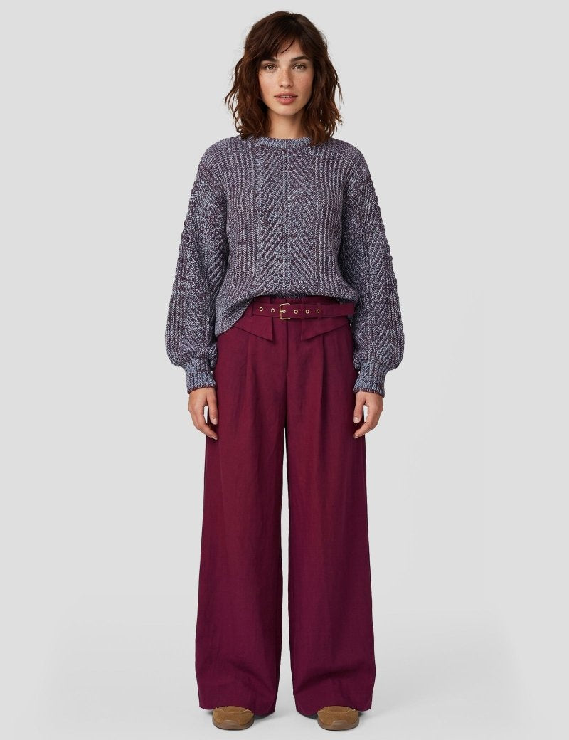 Model in wijde pantalon met riem Fluresk Zumra in wijnrood met gebreide trui Fenni | Jo&Co Club
