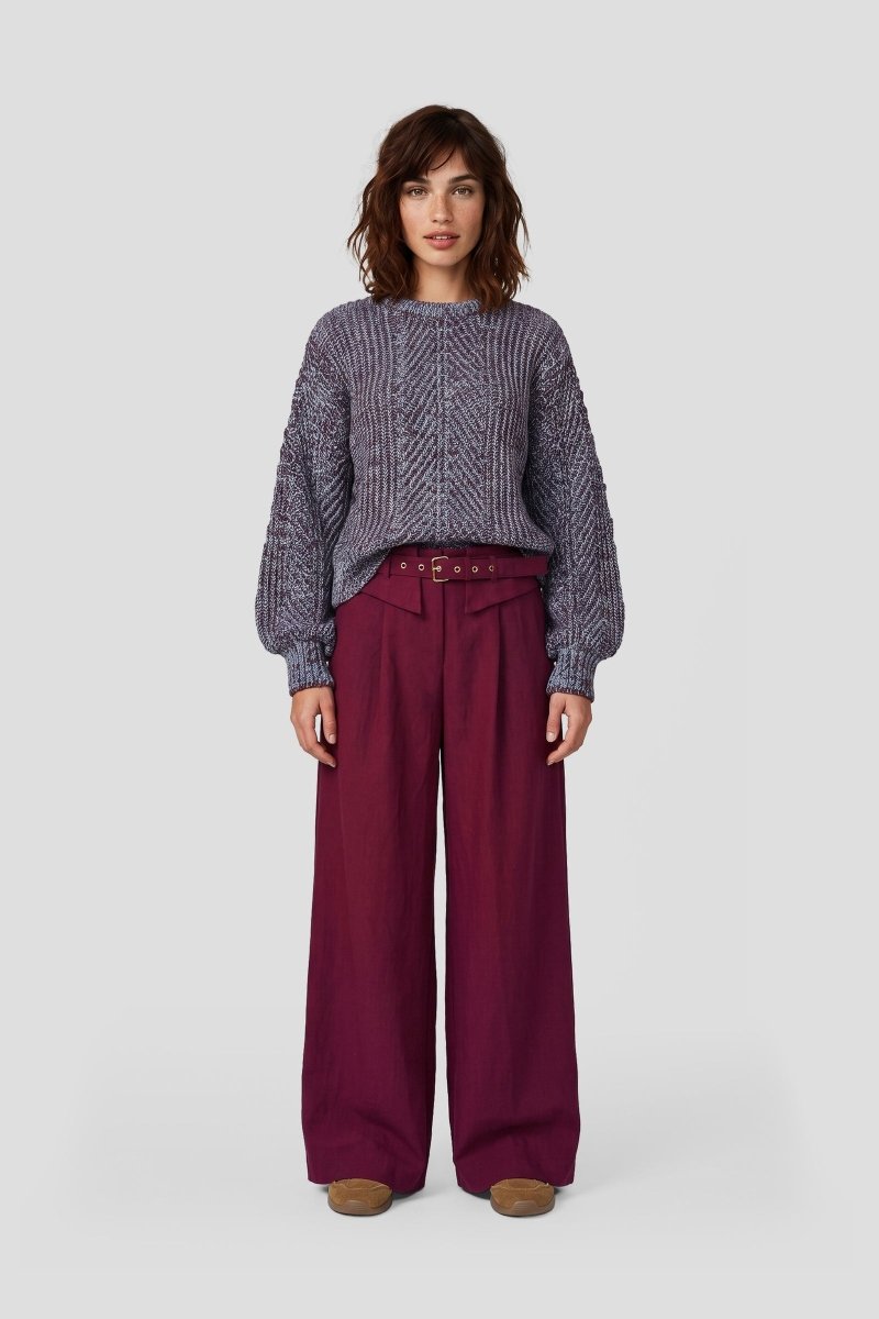 Model in wijde pantalon met riem Fluresk Zumra in wijnrood met gebreide trui Fenni | Jo&Co Club