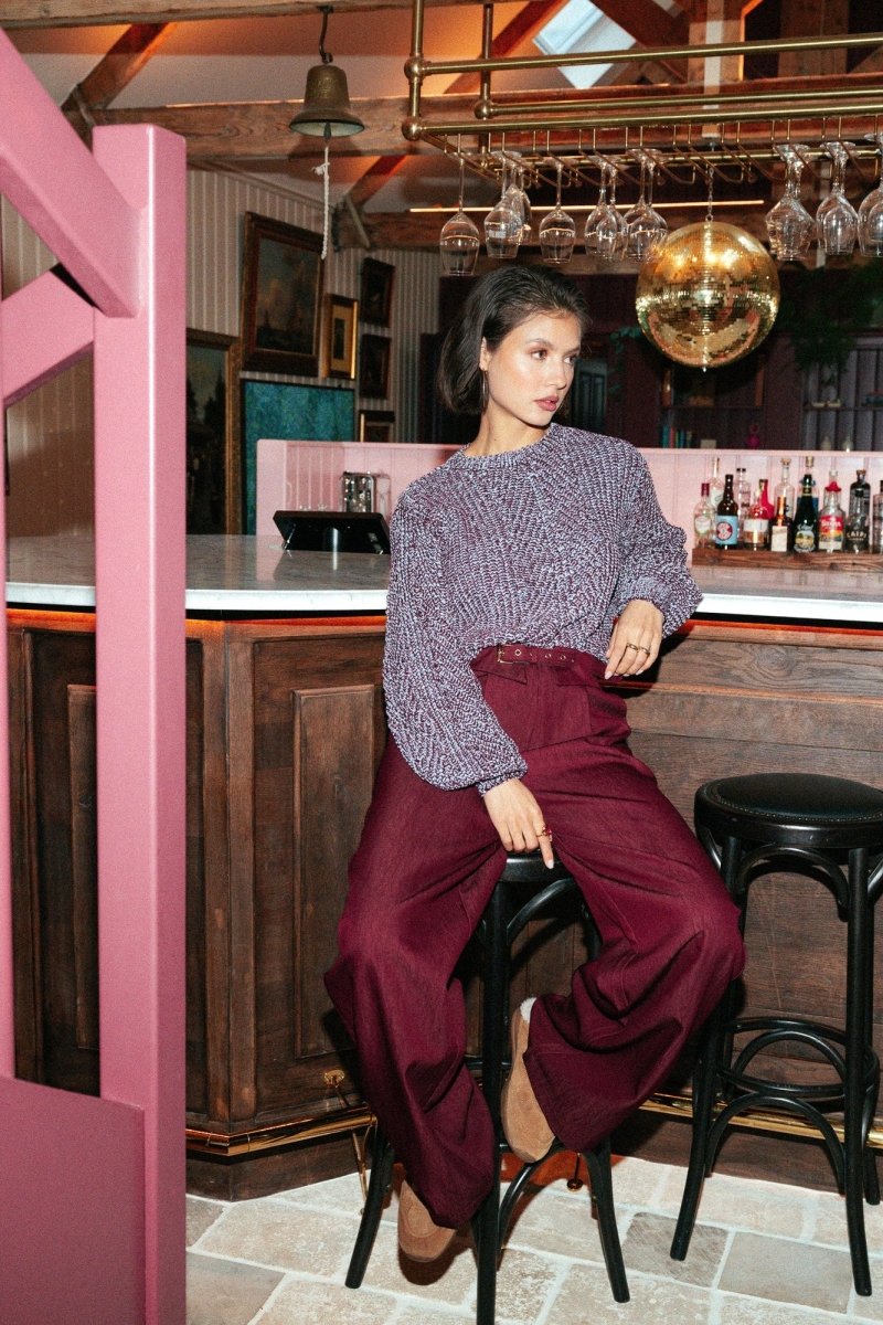 Campagnebeeld Fluresk winter 2026: wijde pantalon Fluresk Zumra in beaujolais red | Jo&Co Club