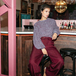 Campagnebeeld Fluresk winter 2026: wijde pantalon Fluresk Zumra in beaujolais red | Jo&Co Club