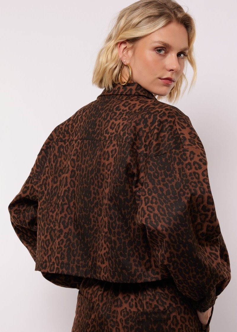 model draag het Yrissa jacket van fluresk in panterprint met gouden details.
