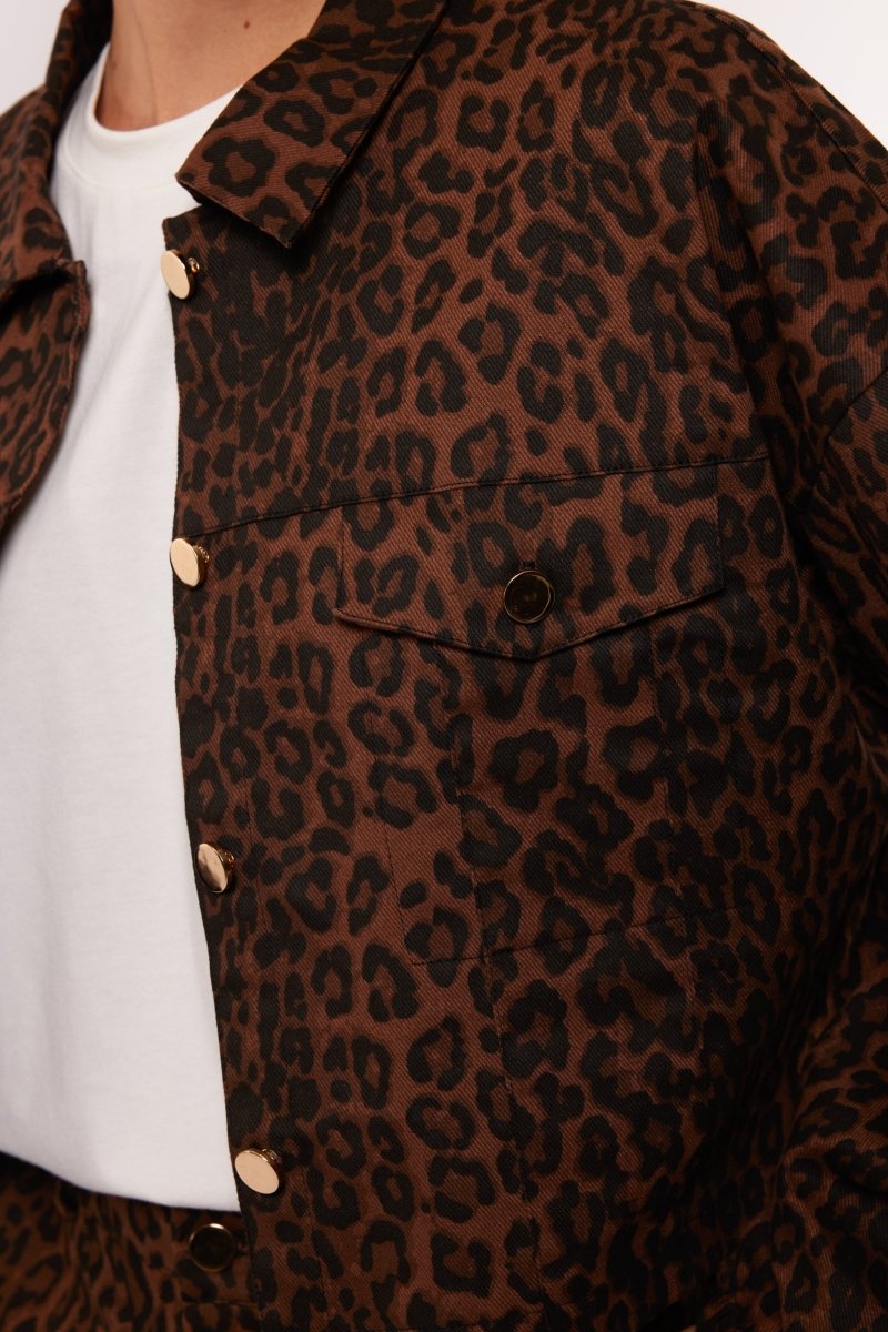 model draag het Yrissa jacket van fluresk in panterprint met gouden details.