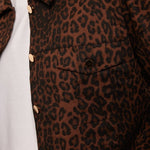 model draag het Yrissa jacket van fluresk in panterprint met gouden details.