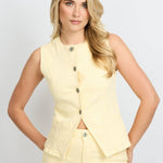 Model draagt het fluresk zeni gilet in de kleur butter yellow.