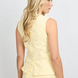 Model draagt het fluresk zeni gilet in de kleur butter yellow als co-ord set voor dames.