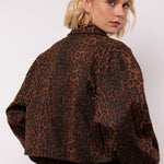 model draag het Yrissa jacket van fluresk in panterprint met gouden details.