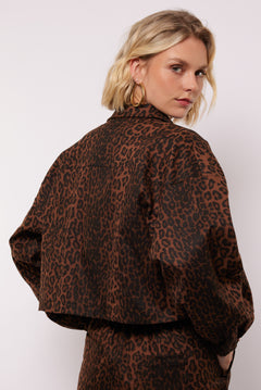 model draag het Yrissa jacket van fluresk in panterprint met gouden details.