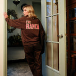 model draagt de franky sweater van heyb club in het lichtblauw